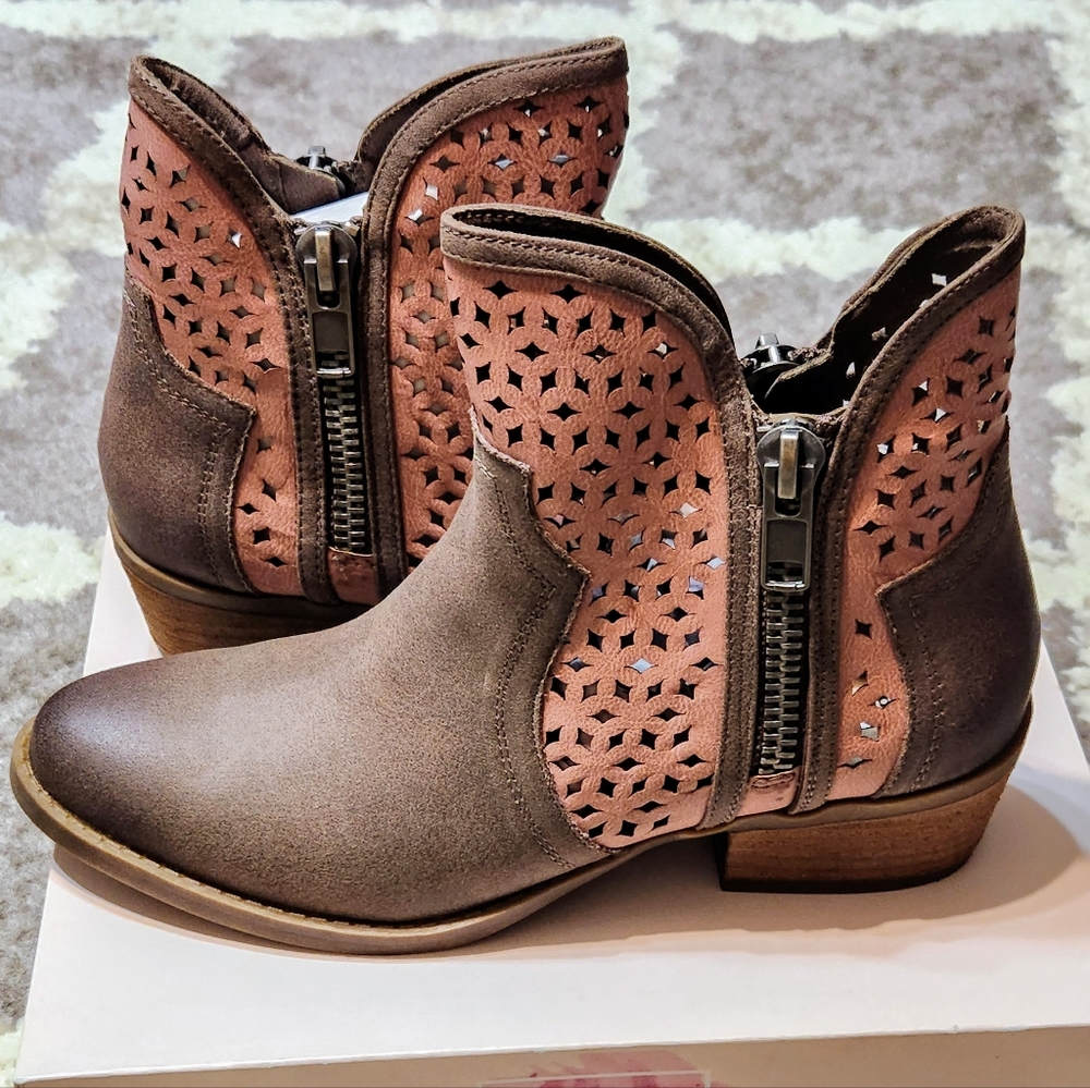 BOOTS SIZE 10 NWOT